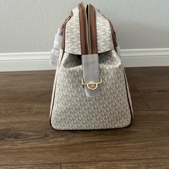 MICHAEL KORS Large Logo Weekender Bag - Picture 6 of 8